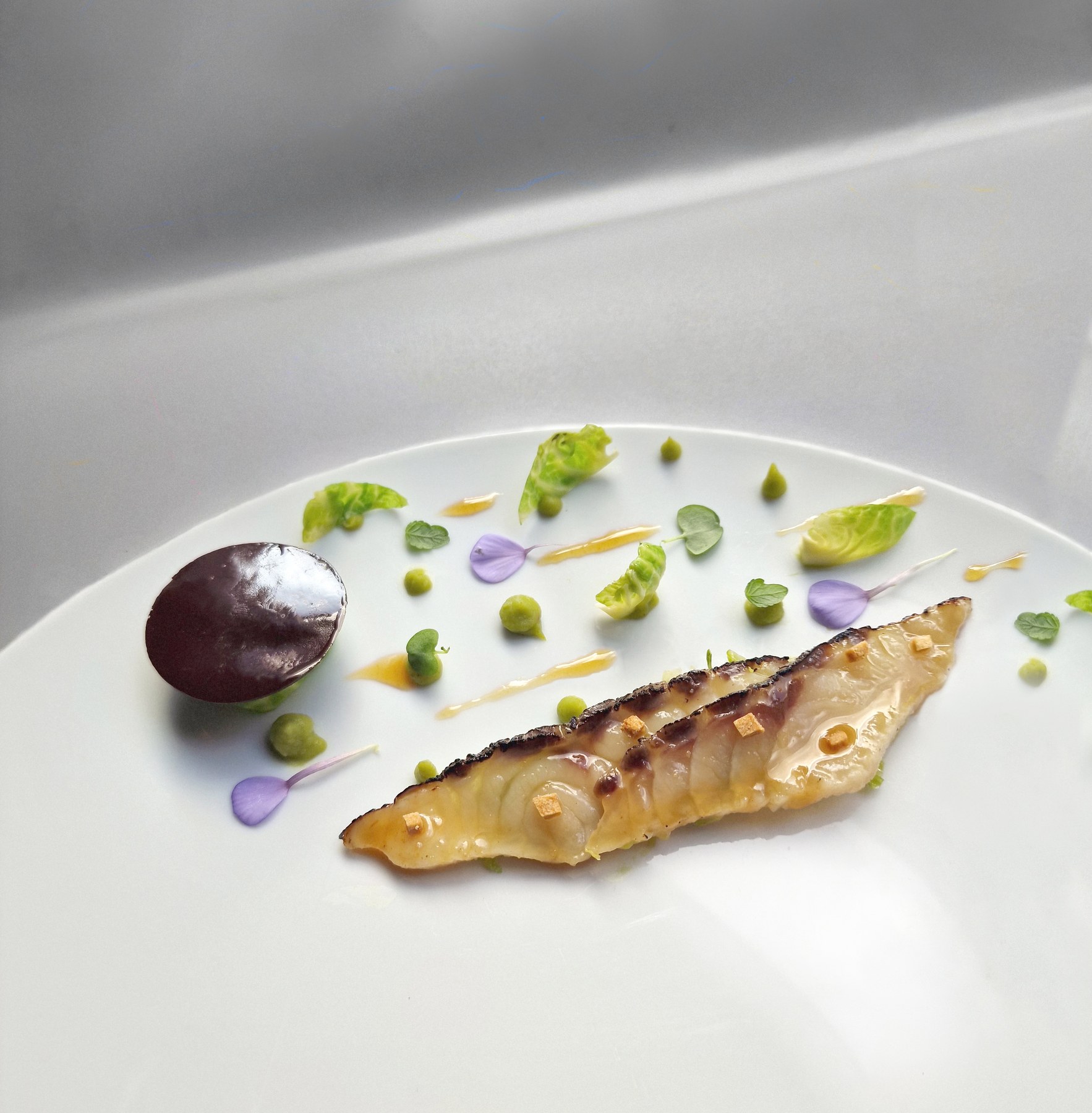 Composition marine minimaliste dans une assiette de Son’