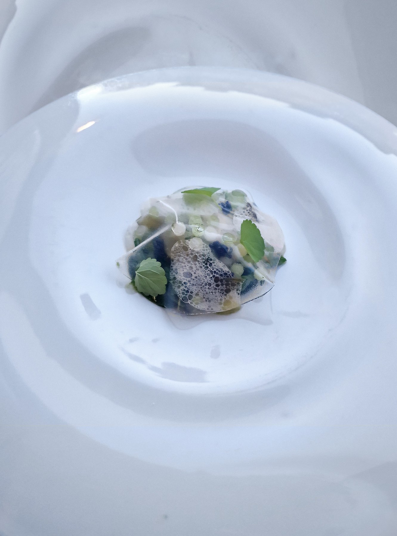 Assiette végétale délicate servie chez Son’