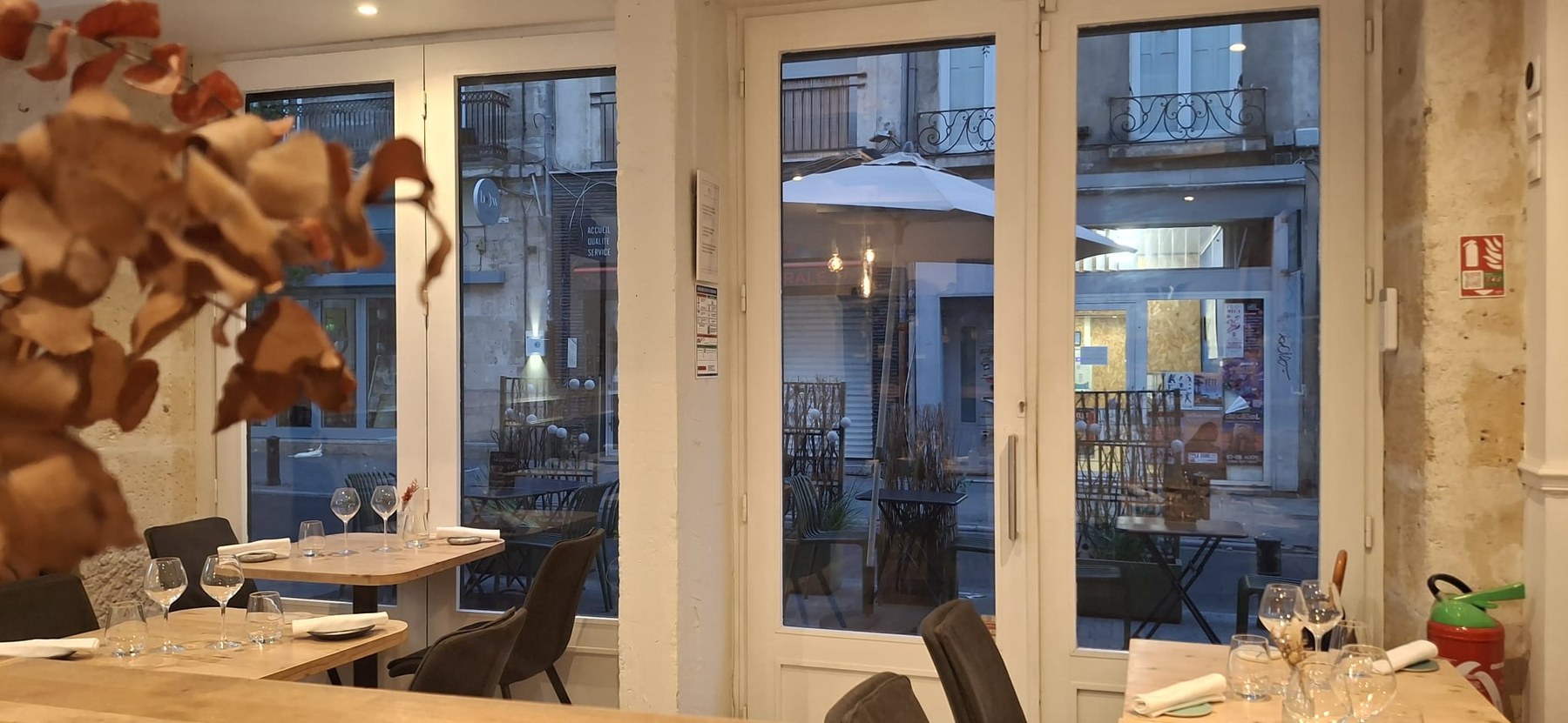 La salle d’Oftheson ouverte sur la terrasse