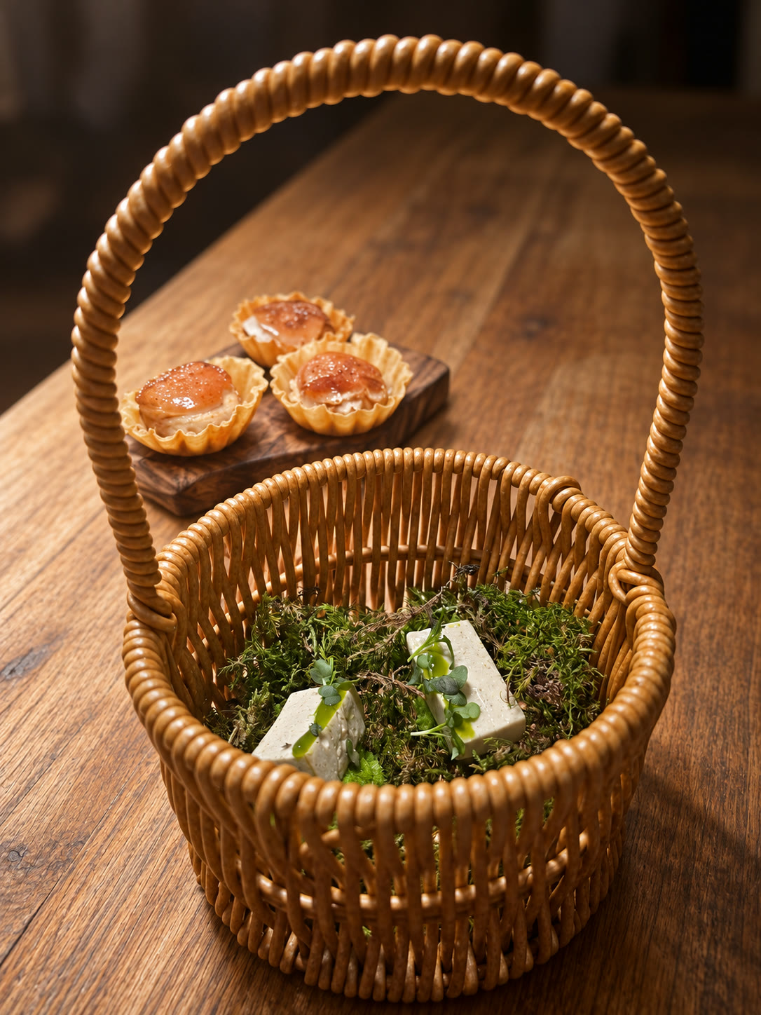 Panier en osier, mousse et premières bouchées de la résidence