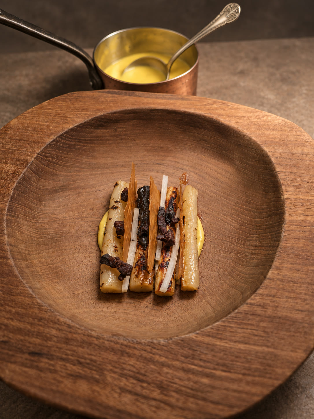 Composition graphique servie dans une assiette en bois